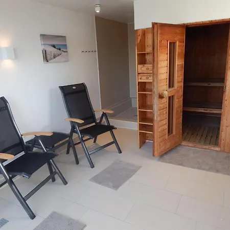 Risel-ferienhaus-im-huus-godewind-mit-sauna-und-kamin *