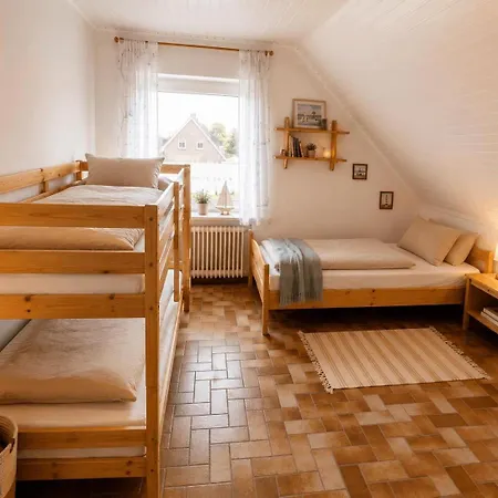 Risel-ferienhaus-im-huus-godewind-mit-sauna-und-kamin *